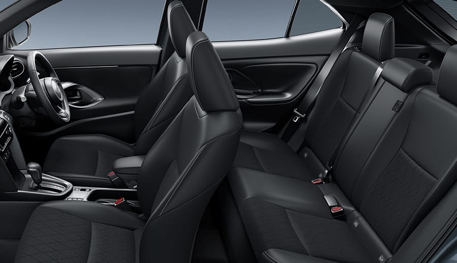 ヤリスクロスの後部座席は狭い