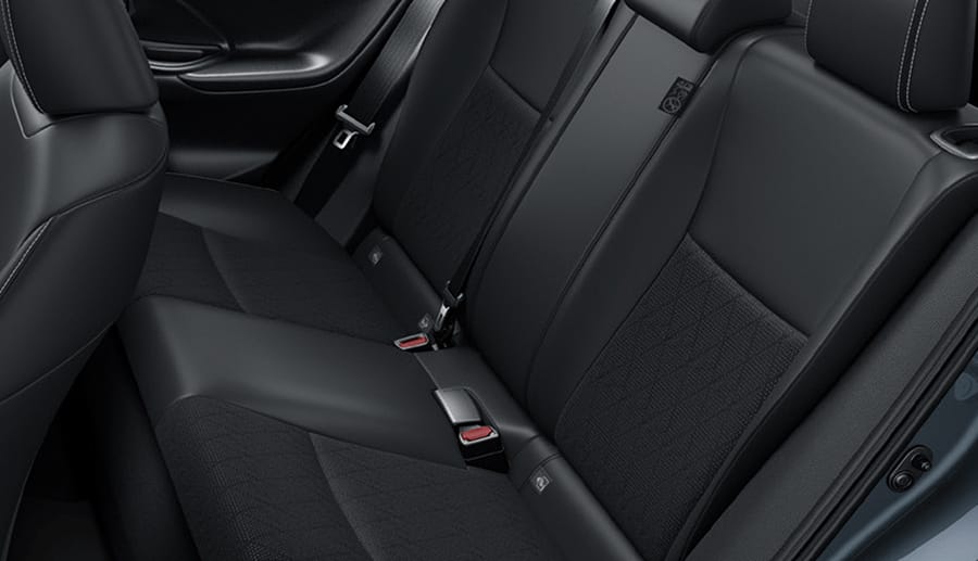 ヤリスクロスの後部座席は狭い