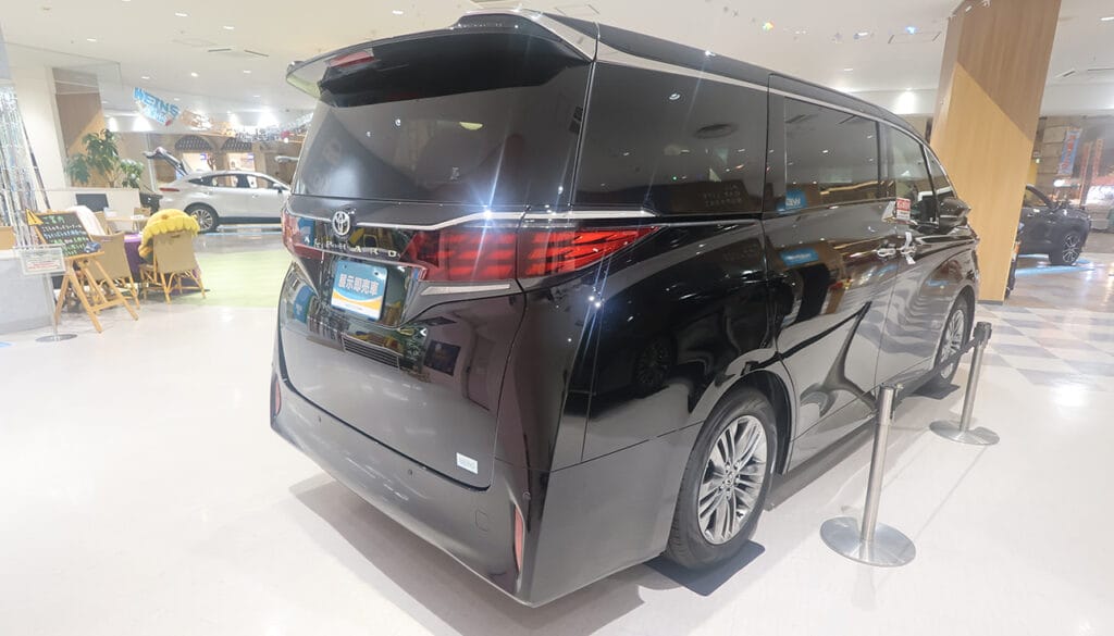 現地撮影：© Premium Cars Life（ウエインズトヨタ神奈川・トレッサ横浜オートモール）