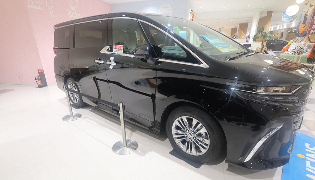 現地撮影：© Premium Cars Life（ウエインズトヨタ神奈川・トレッサ横浜オートモール）