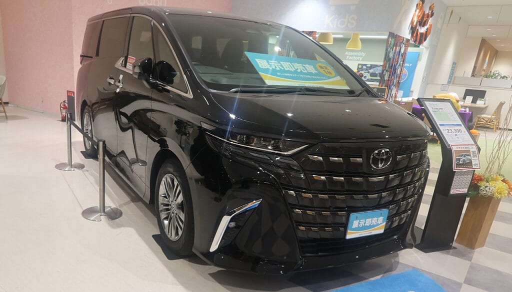 現地撮影：© Premium Cars Life（ウエインズトヨタ神奈川・トレッサ横浜オートモール）