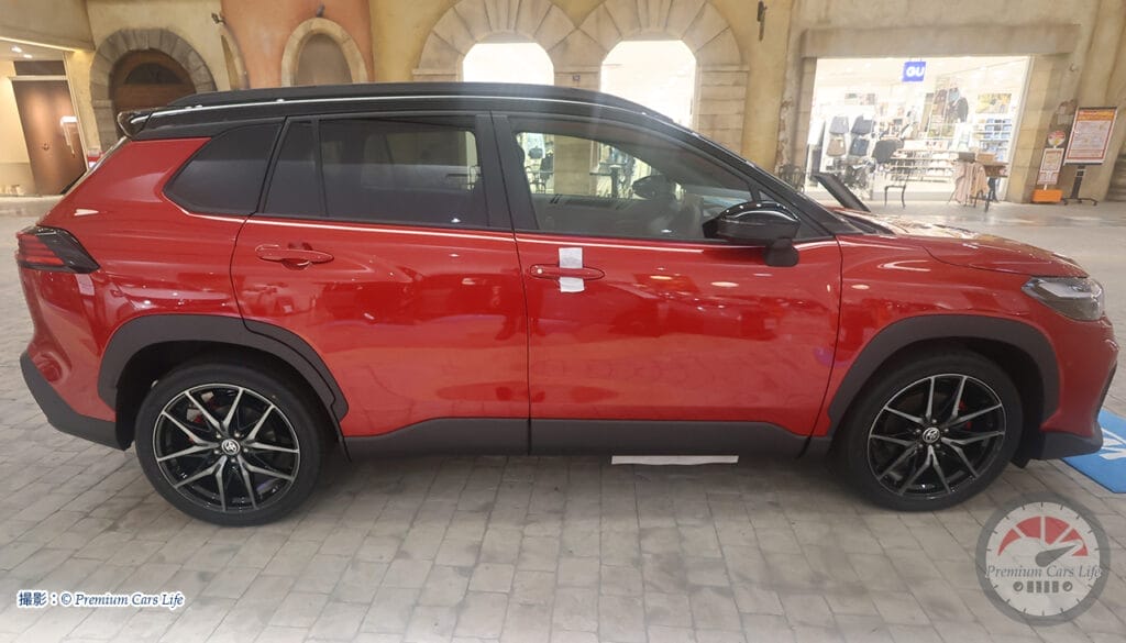 トヨタ カローラクロスGRスポーツ 現地撮影：© Premium Cars Life（ウエインズトヨタ神奈川・トレッサ横浜オートモール）