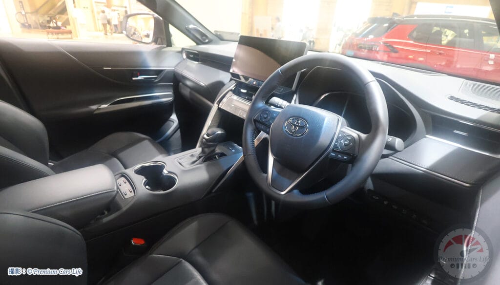 ハリアー　ホワイト現地撮影：© Premium Cars Life（ウエインズトヨタ神奈川・トレッサ横浜オートモール）