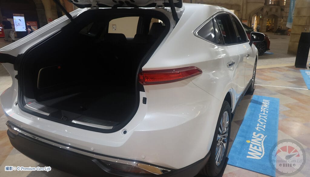 ハリアー　ホワイト現地撮影：© Premium Cars Life（ウエインズトヨタ神奈川・トレッサ横浜オートモール）