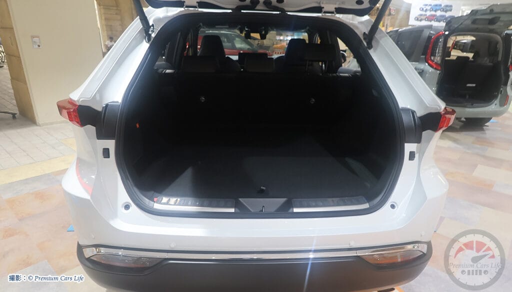 ハリアー　ホワイト現地撮影：© Premium Cars Life（ウエインズトヨタ神奈川・トレッサ横浜オートモール）