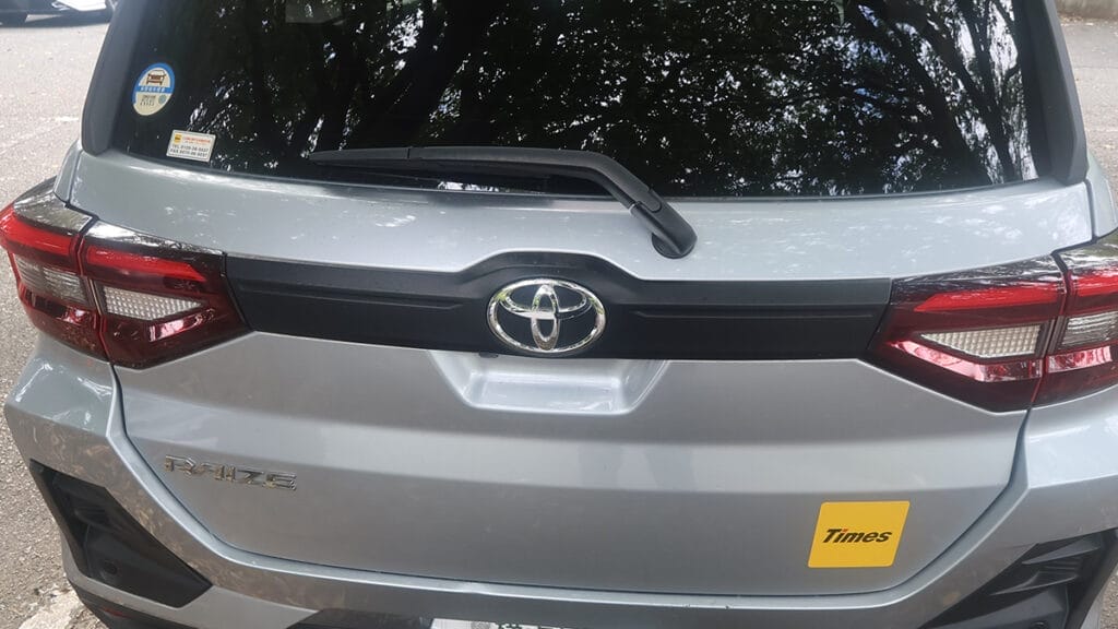 タイムズカーシェアの専用駐車スペースに停められた車両（トヨタ ライズ）：© Premium Cars Life（2025年撮影）