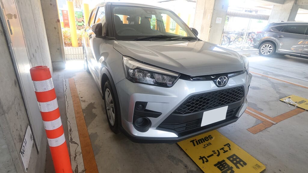 タイムズカーシェアの専用駐車スペースに停められた車両（トヨタ ライズ）：© Premium Cars Life（2025年撮影）